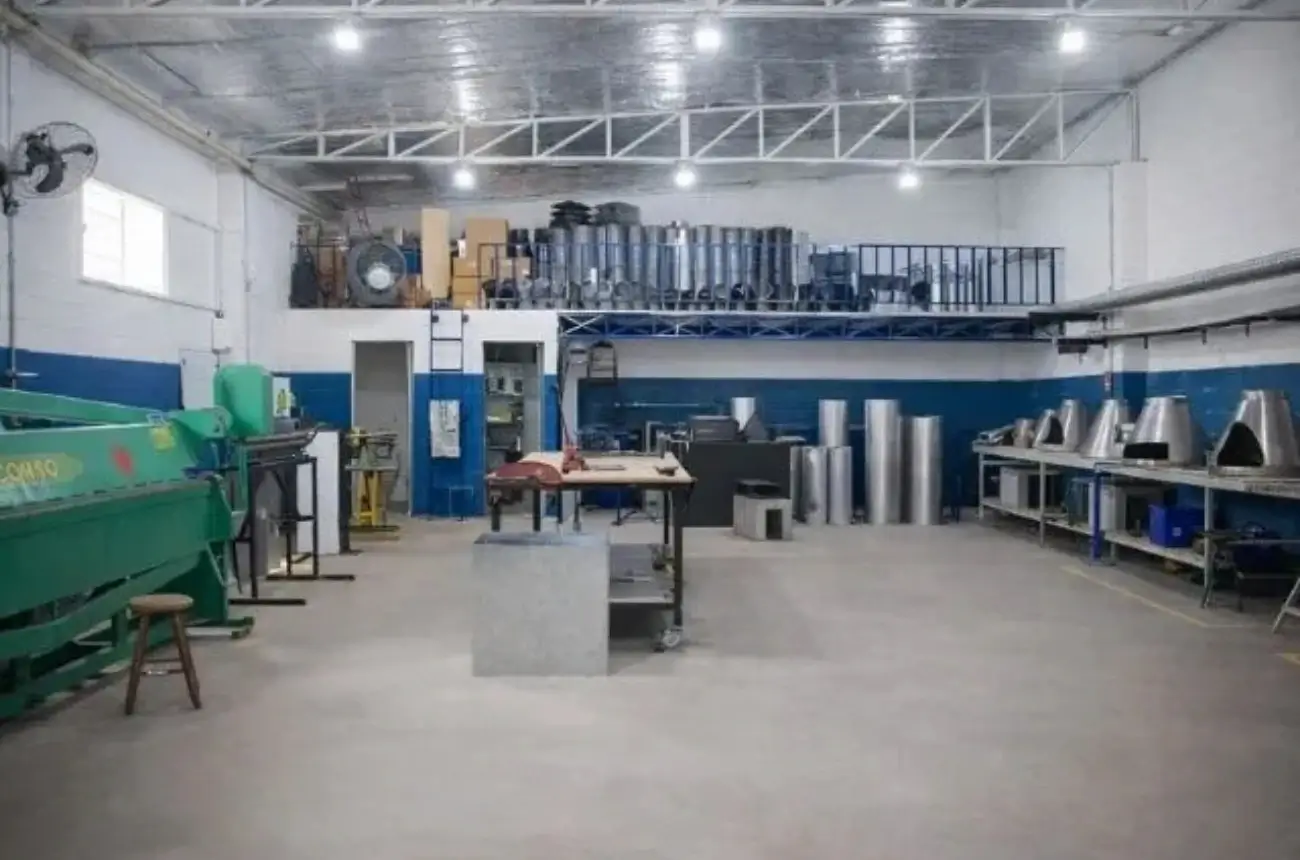 Área de produção de churrasqueiras parrilla em aço inox.