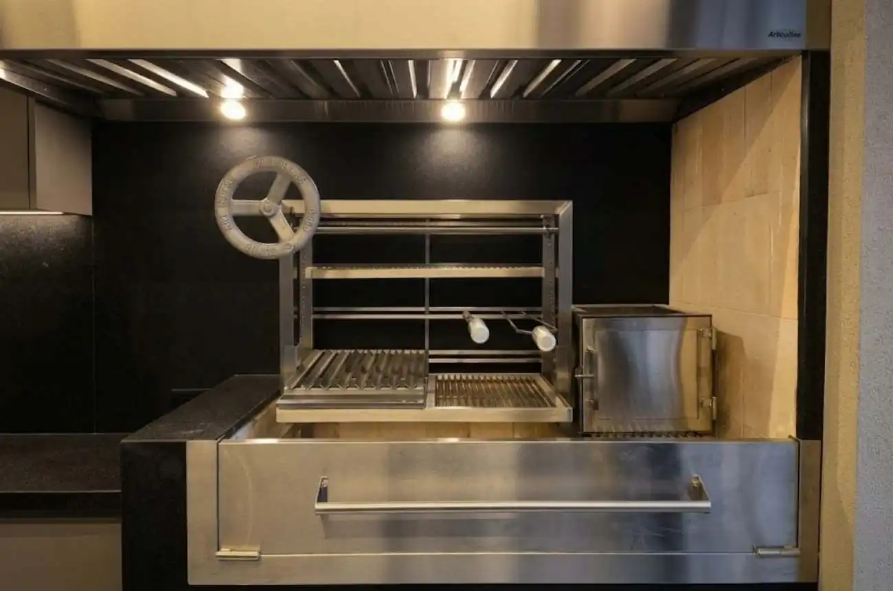 Churrasqueira parrilla fabricada pela Art Coifas pronta para instalação.