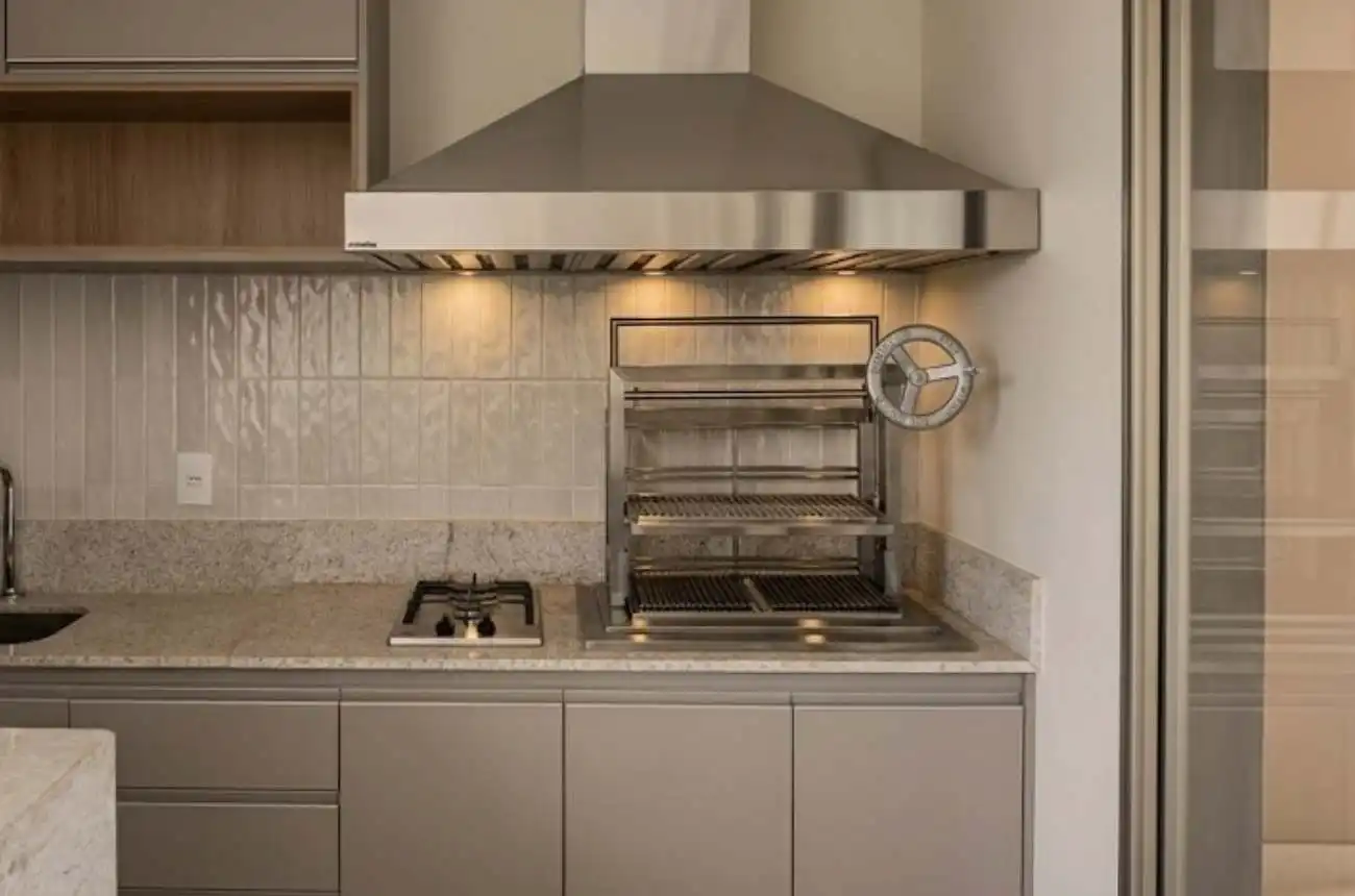 Churrasqueira parrilla sob medida instalada em cozinha gourmet.