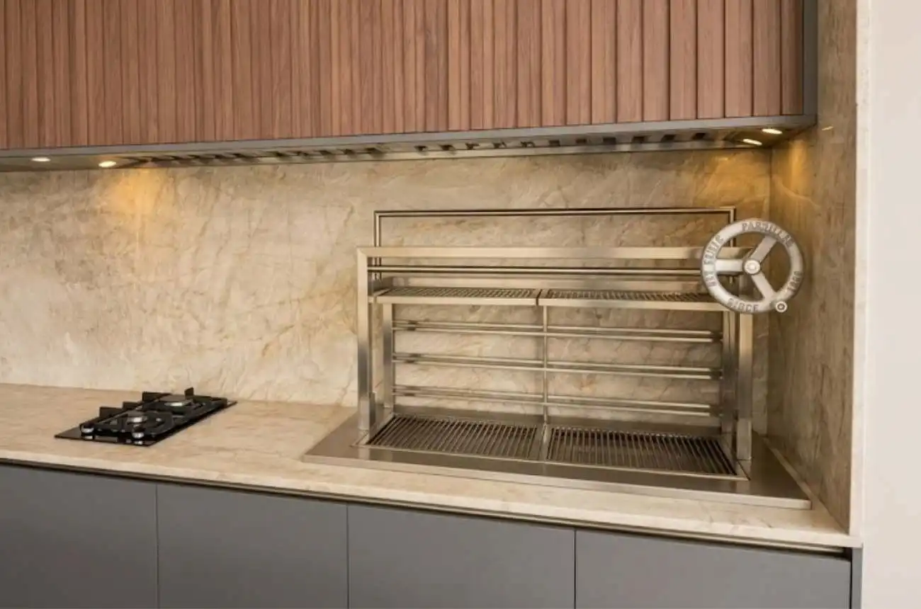 Churrasqueira parrilla de embutir em projeto residencial.