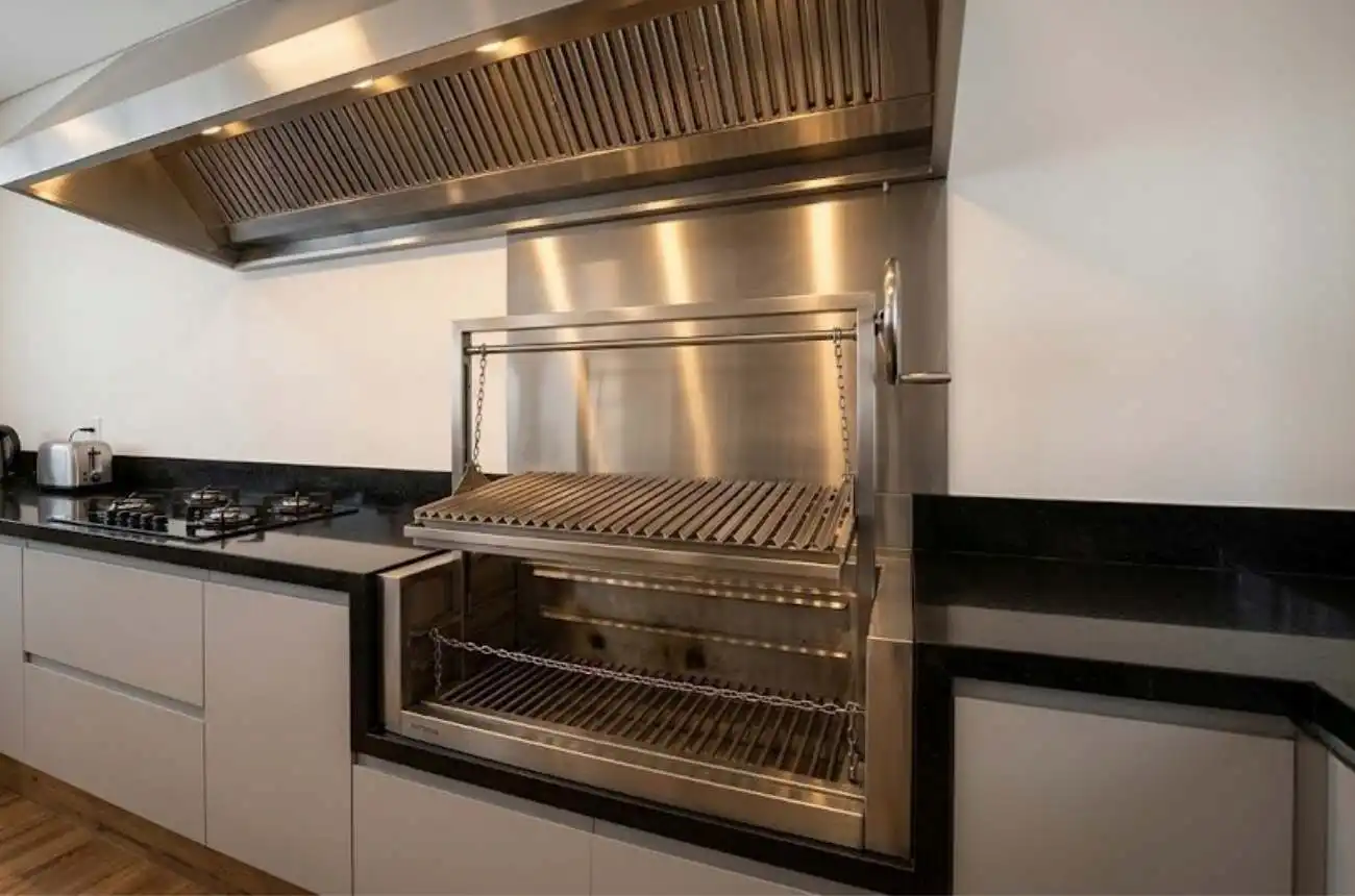 Churrasqueira parrilla sob medida instalada em ambiente gourmet.